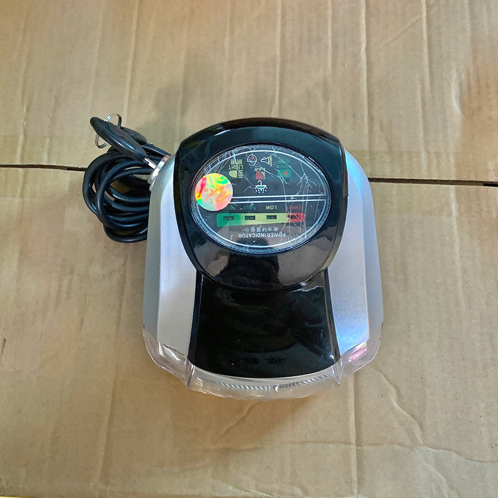 Đầu đèn báo điện kèm chìa khóa, còi, đèn chiếu sáng