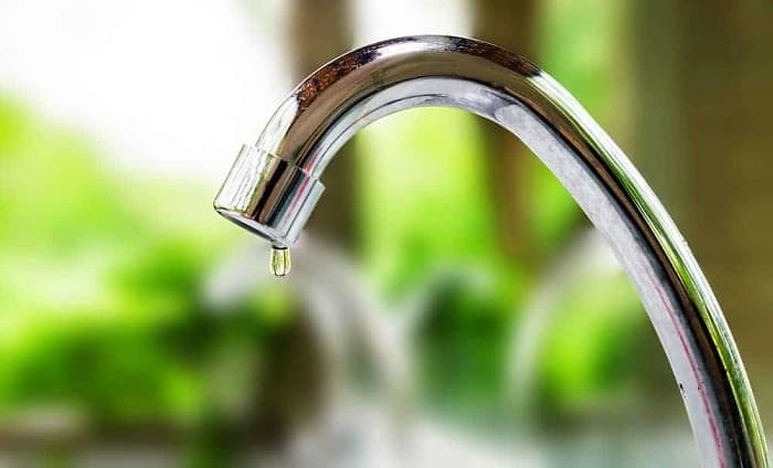 Vòi nước bị rò rỉ ở đầu