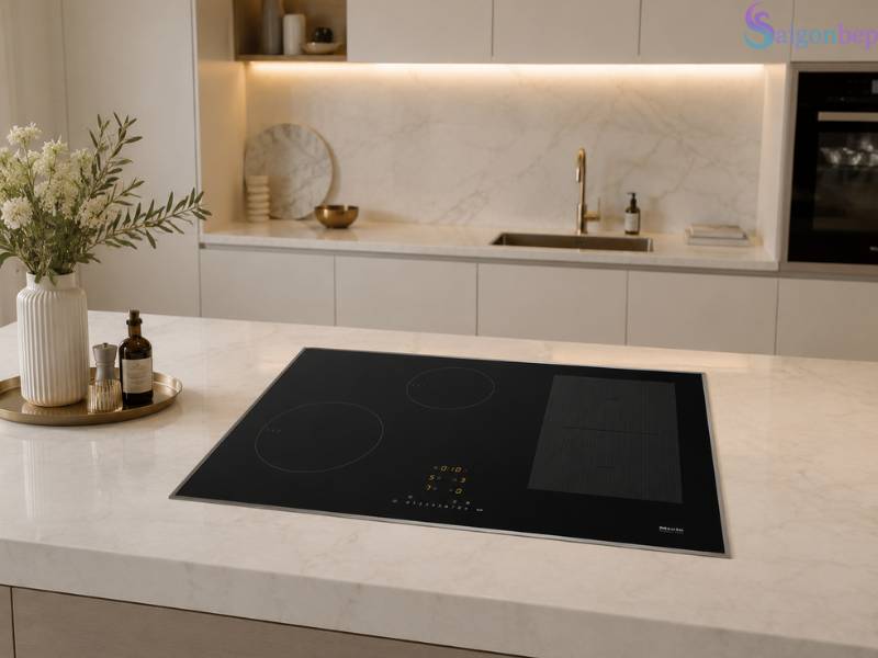 Mặt kính gốm sứ đen sang trọng, viền inox tinh tế và 4 vùng nấu rộng rãi của Bếp Từ 4 Vùng Nấu Miele KM 7474 FR PowerFlex