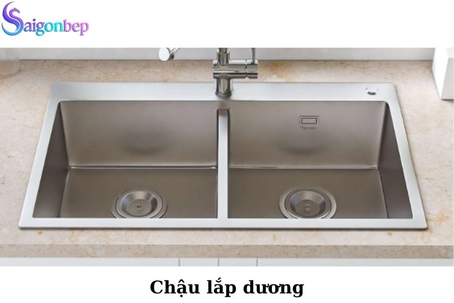 Bồn chậu rửa bát nên lắp âm bàn đá hay lắp dương