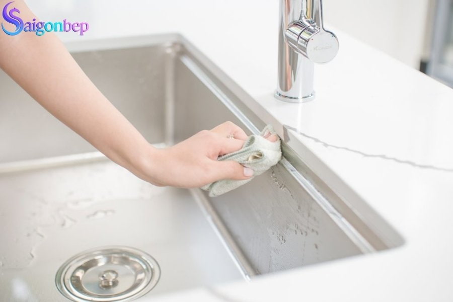 Bồn chậu rửa bát nên lắp âm bàn đá hay lắp dương