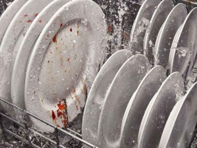 Xếp chén đĩa không đúng cách