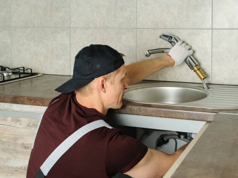 Chậu rửa bát bị rò rỉ nước