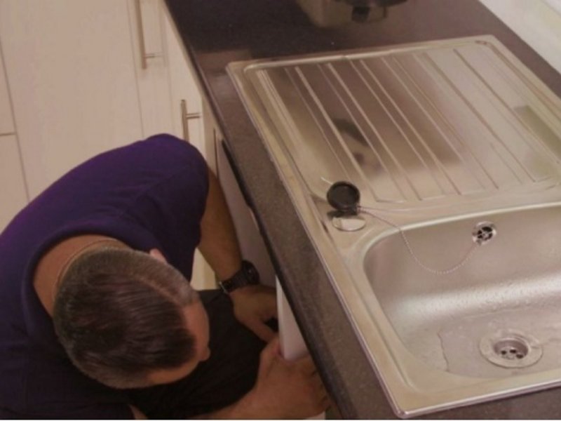 Chậu rửa bát bị rò rỉ nước