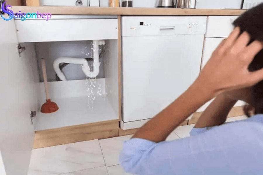 Chậu rửa bát bị rò rỉ nước