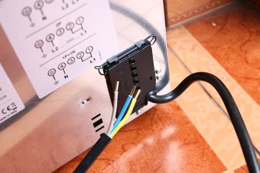 Có cần đi lại đường dây điện khi lắp đặt bếp từ không ?