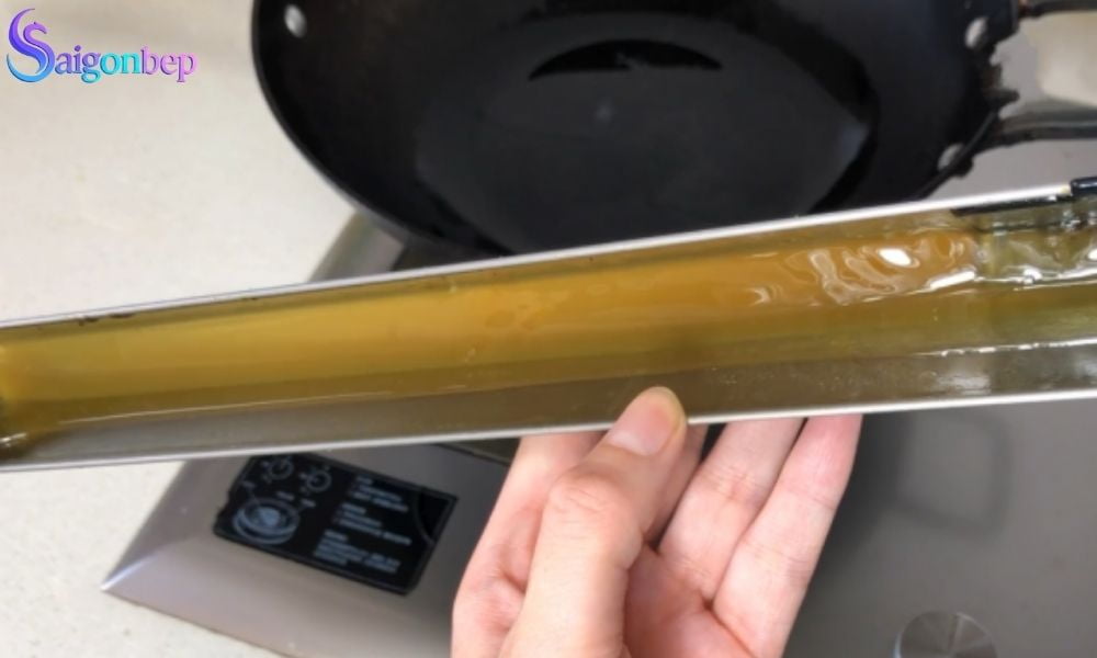 máy hút mùi bị rò rỉ dầu mỡ