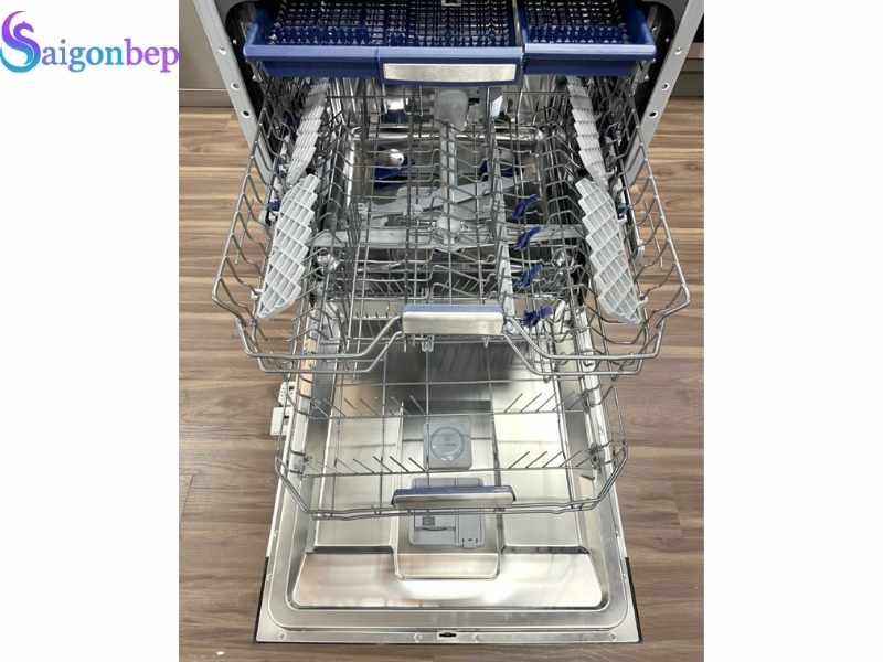 Khoang được trang bị 3 giàn rửa