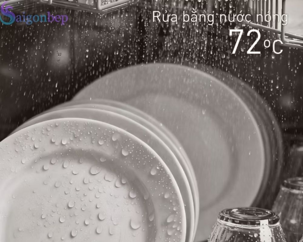 Rửa bằng nước nóng với nhiệt độ cao đánh bay dầu mỡ cứng đầu