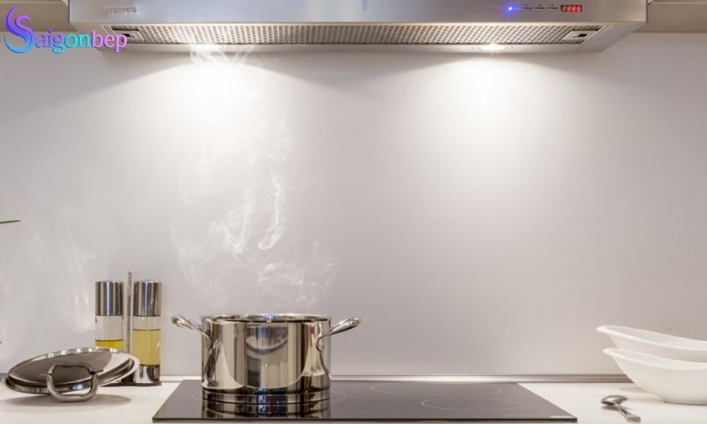 Nên dùng máy hút mùi than hoạt tính hay có ống thoát khí