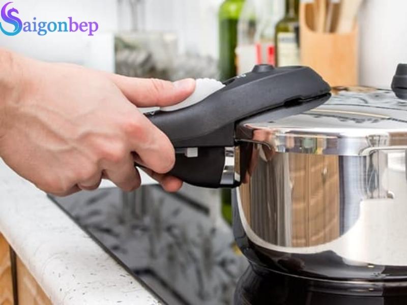 Không dùng lực mạnh để mở nồi áp suất sau khi nấu xong