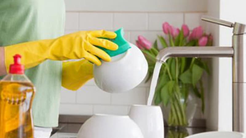 Ngưng ngay thói quen ngâm chén dĩa lâu trong bồn rửa