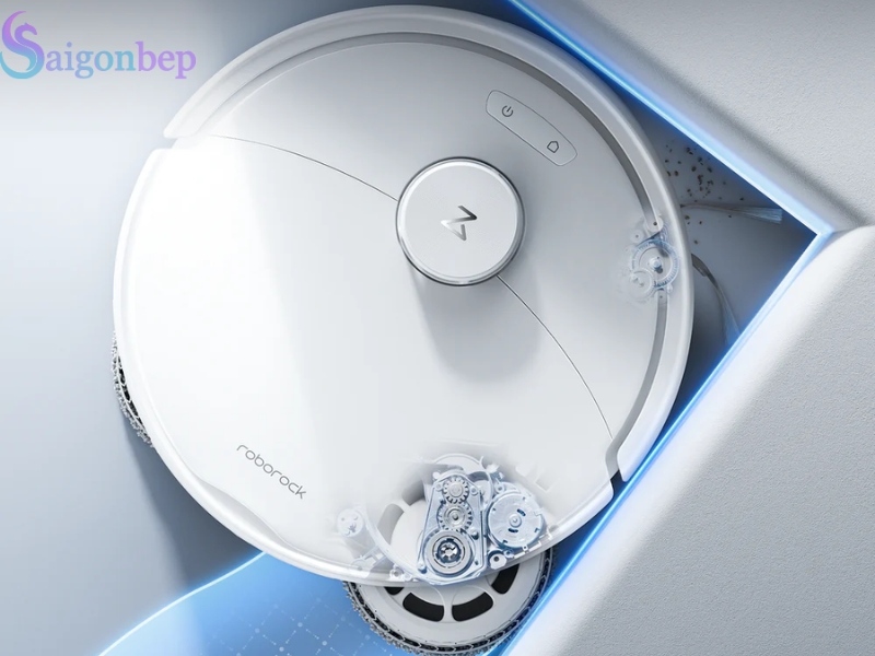 Giẻ lau vươn ra từng cạnh tới mép tường