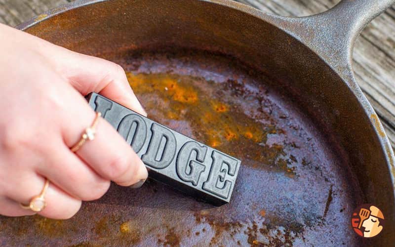 Tôi dầu đúng cách dụng cụ nồi chảo gang Lodge