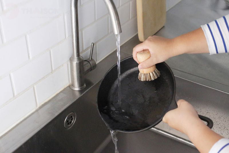 Tôi dầu đúng cách dụng cụ nồi chảo gang Lodge