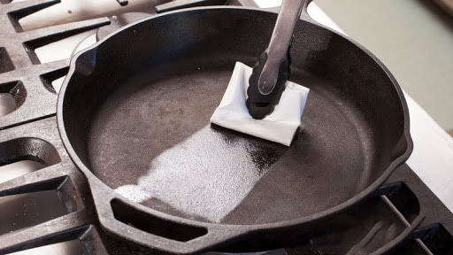 Tôi dầu đúng cách dụng cụ nồi chảo gang Lodge