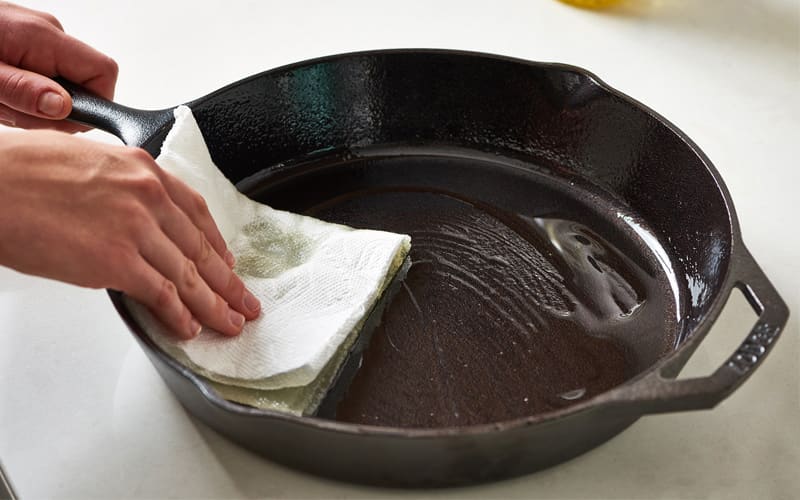 Tôi dầu đúng cách dụng cụ nồi chảo gang Lodge