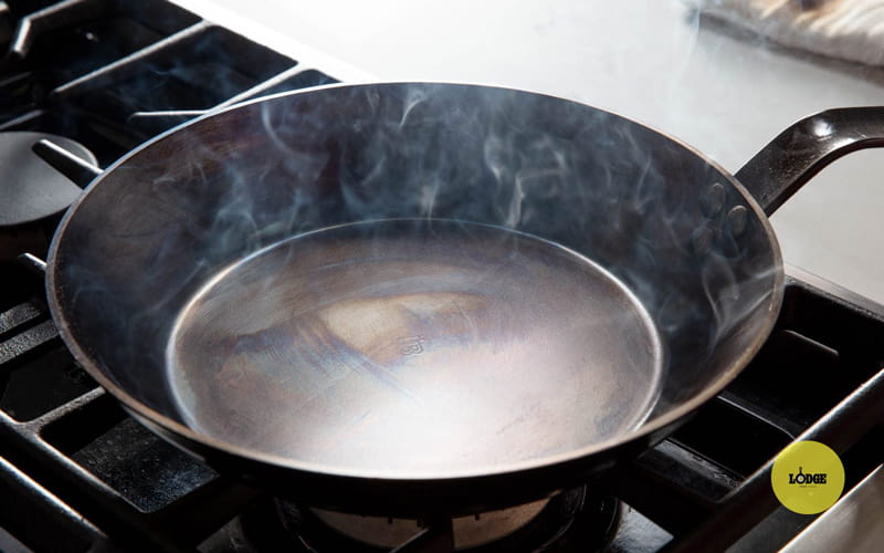 Tôi dầu đúng cách dụng cụ nồi chảo gang Lodge