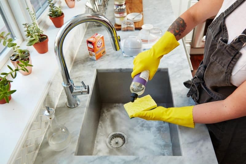 vệ sinh chậu rửa bát Kluger