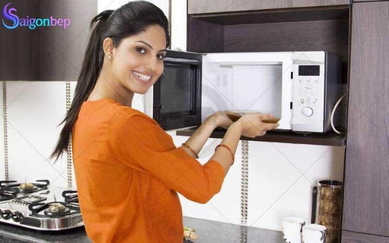 Vệ sinh lò vi sóng bằng Baking Soda