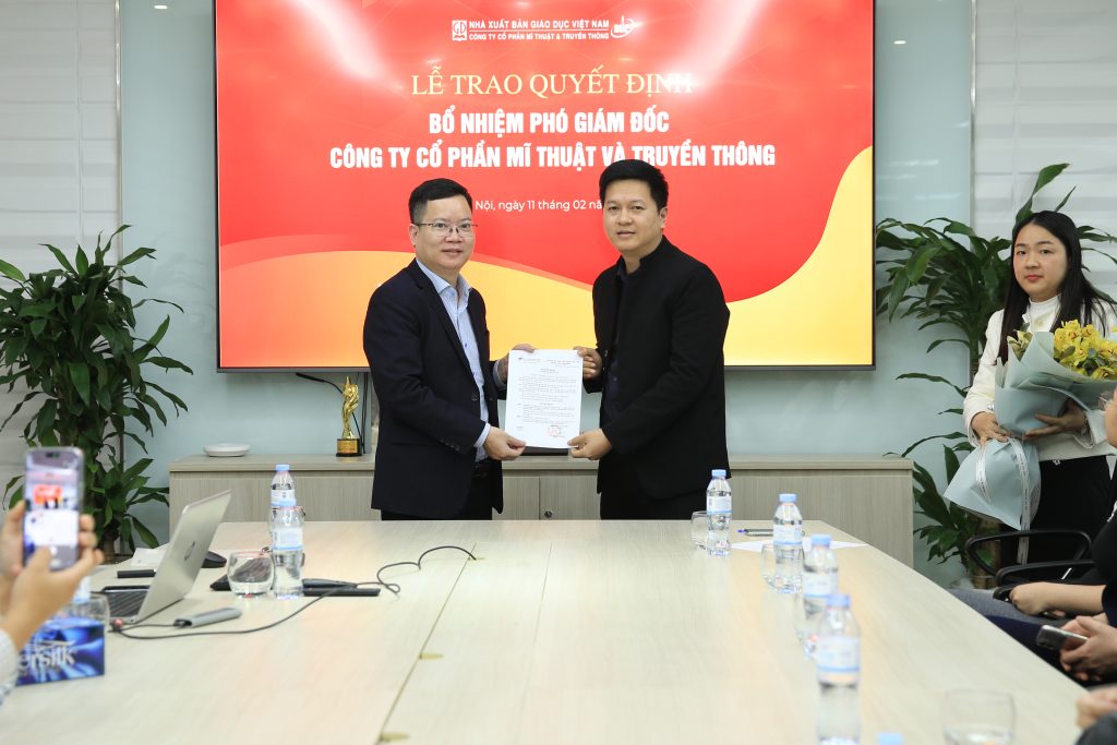 Trao quyết định bổ nhiệm Phó Giám đốc CTCP Mĩ thuật và Truyền thông