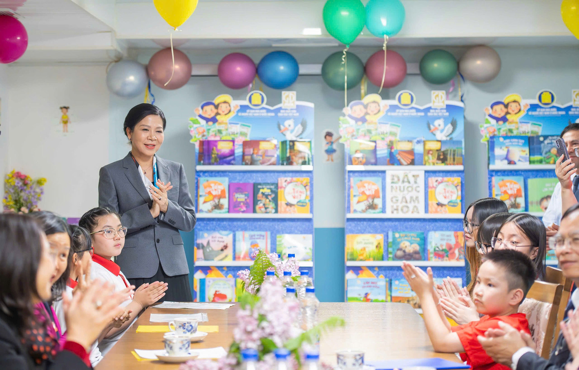 Sách Việt Đi Xa - ADCBookiz Đồng Hành Cùng 