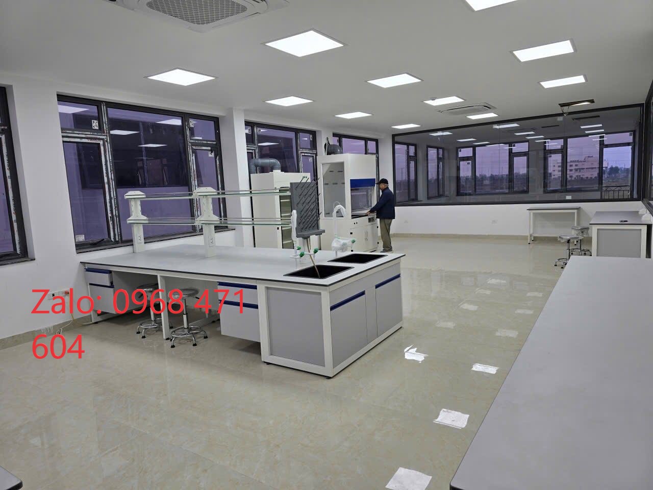 Bàn thí nghiệm trung tâm 3600
