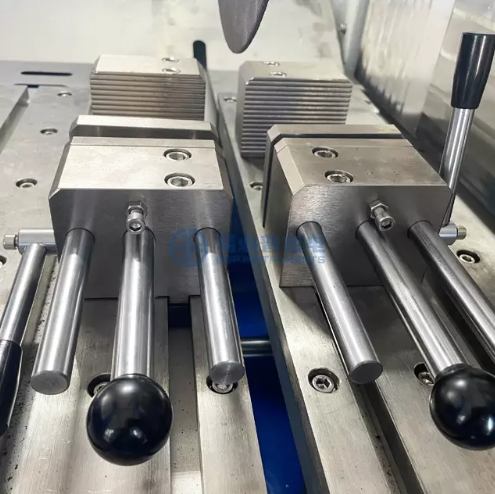 Máy cắt kim loại tự động CM-170XYZ