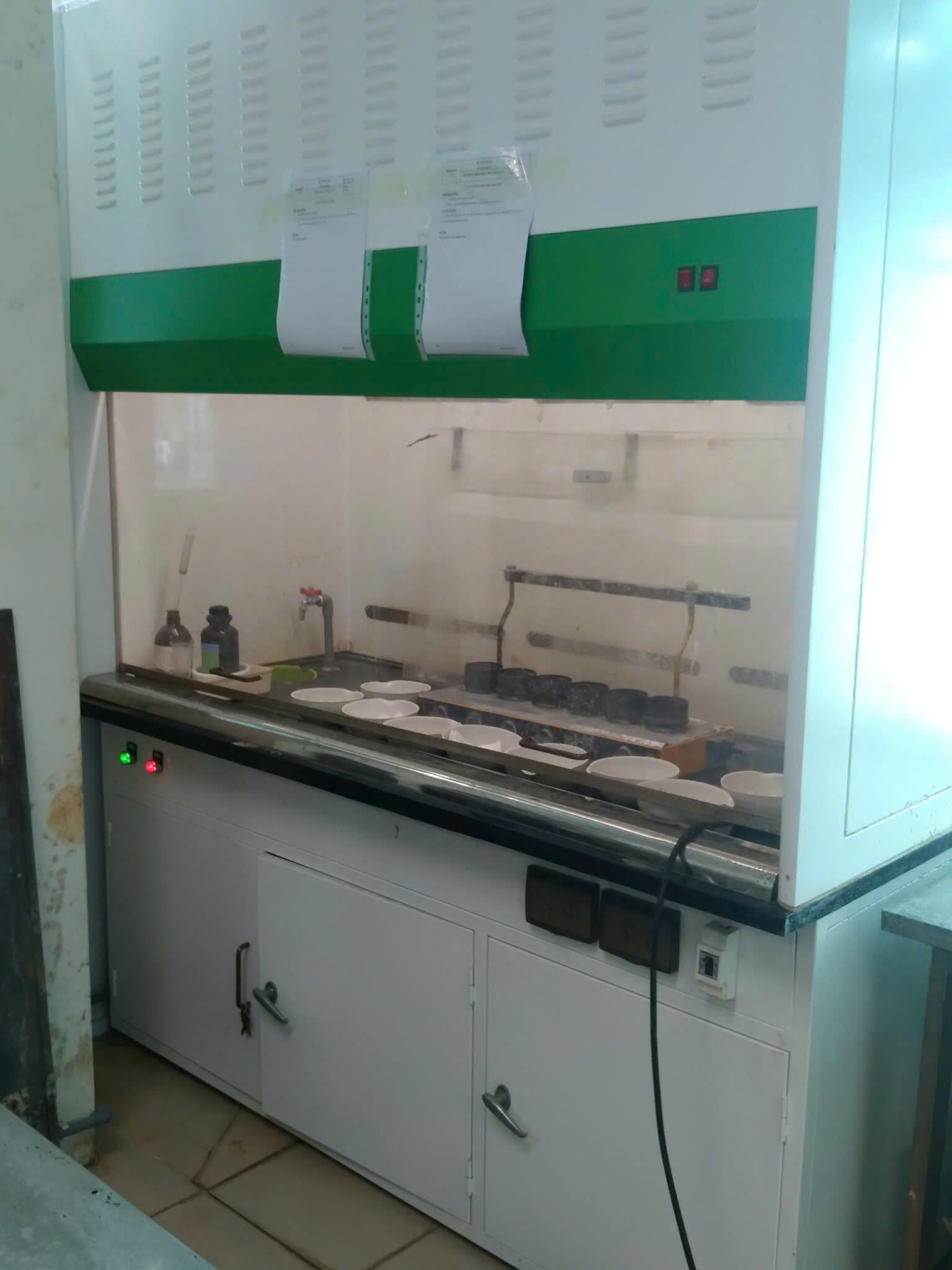 Tủ hút hoá chất