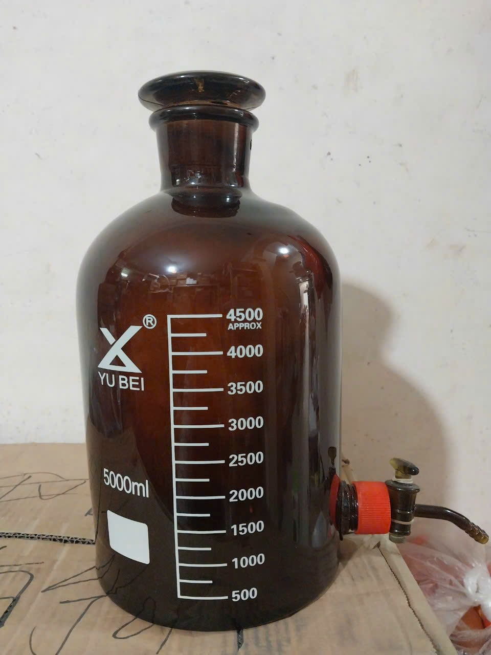 Chai thủy tinh nâu có vòi 10 lít