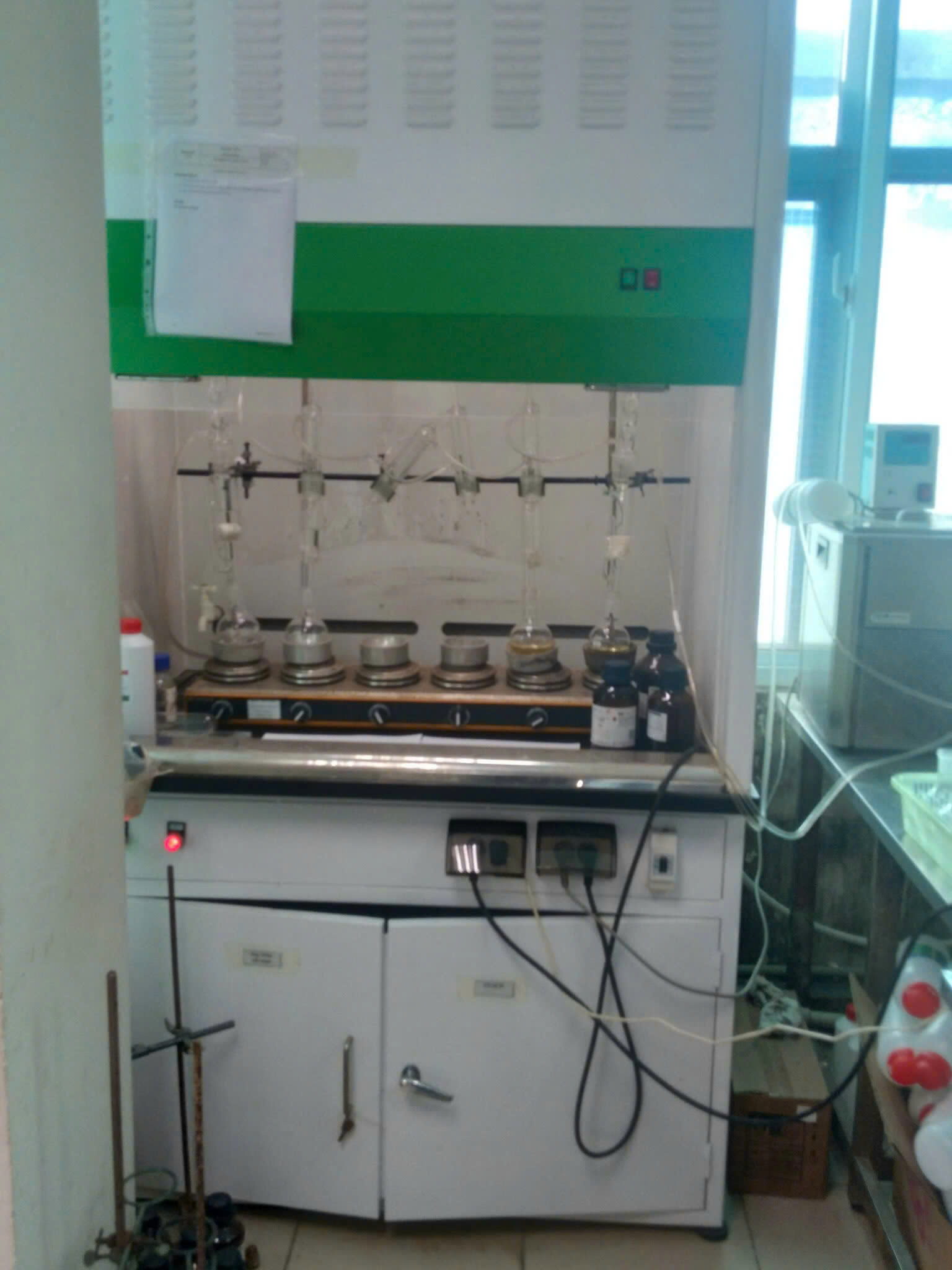 Tủ hút hoá chất