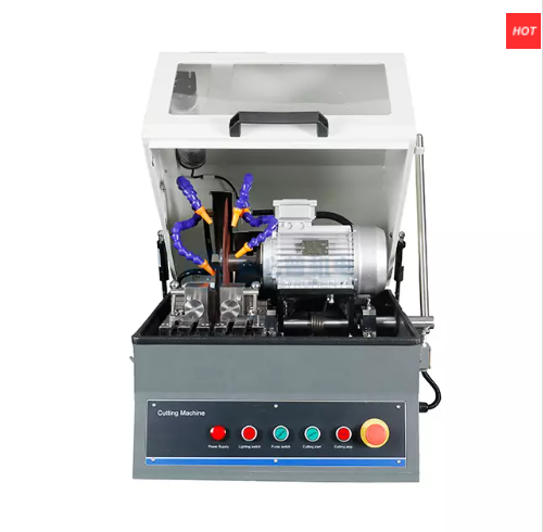 Máy cắt thủ công với lưỡi cưa mài mòn để chuẩn bị mẫu luyện kim.