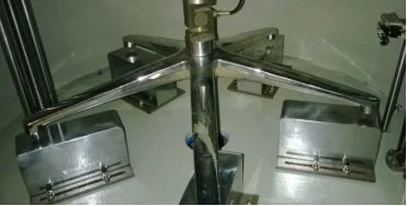 Ghế văn phòng Ipomoea, đế có chức năng kiểm tra lực thẳng đứng.