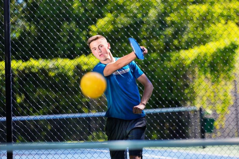 Kỹ thuật phát bóng Pickleball: Nắm chắc để không mất điểm oan