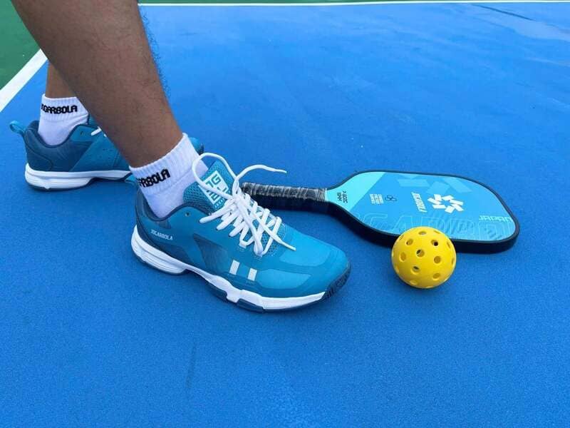 Giày chơi Pickleball được thiết kế để giữ sự ổn định cho cơ thể