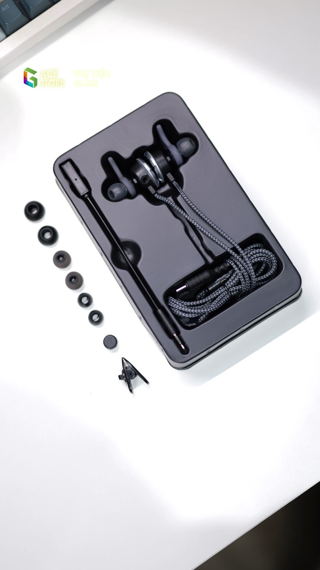 Thiết kế in-ear góc cạnh phối màu đen bạc