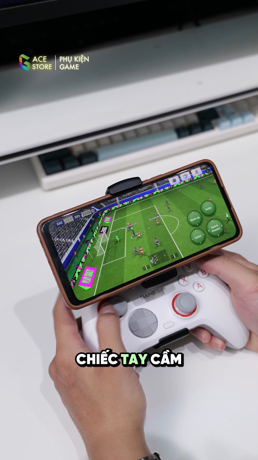 Tay cầm GameSir gắn trên điện thoại chơi eFootball