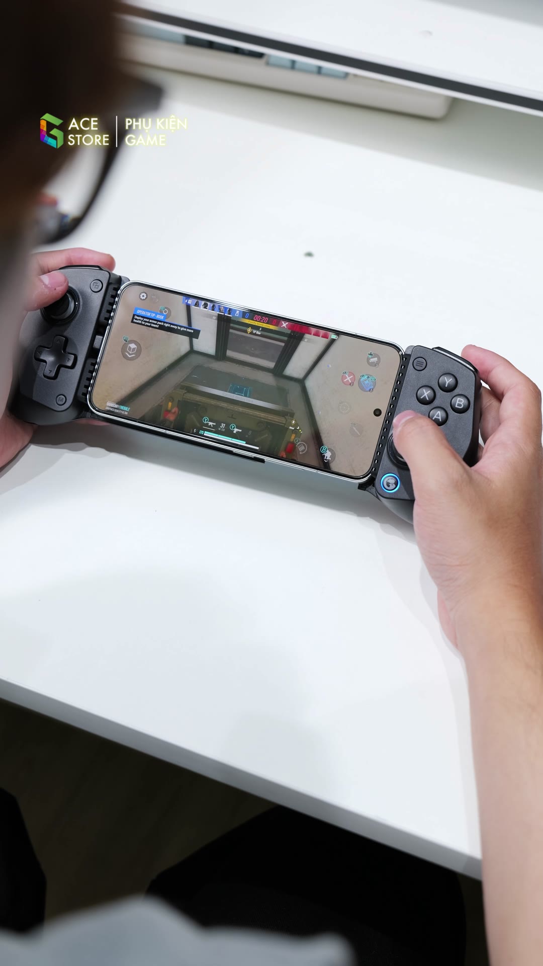 Cận cảnh tay cầm kẹp hai bên điện thoại với D-pad, cụm ABXY và hai joystick