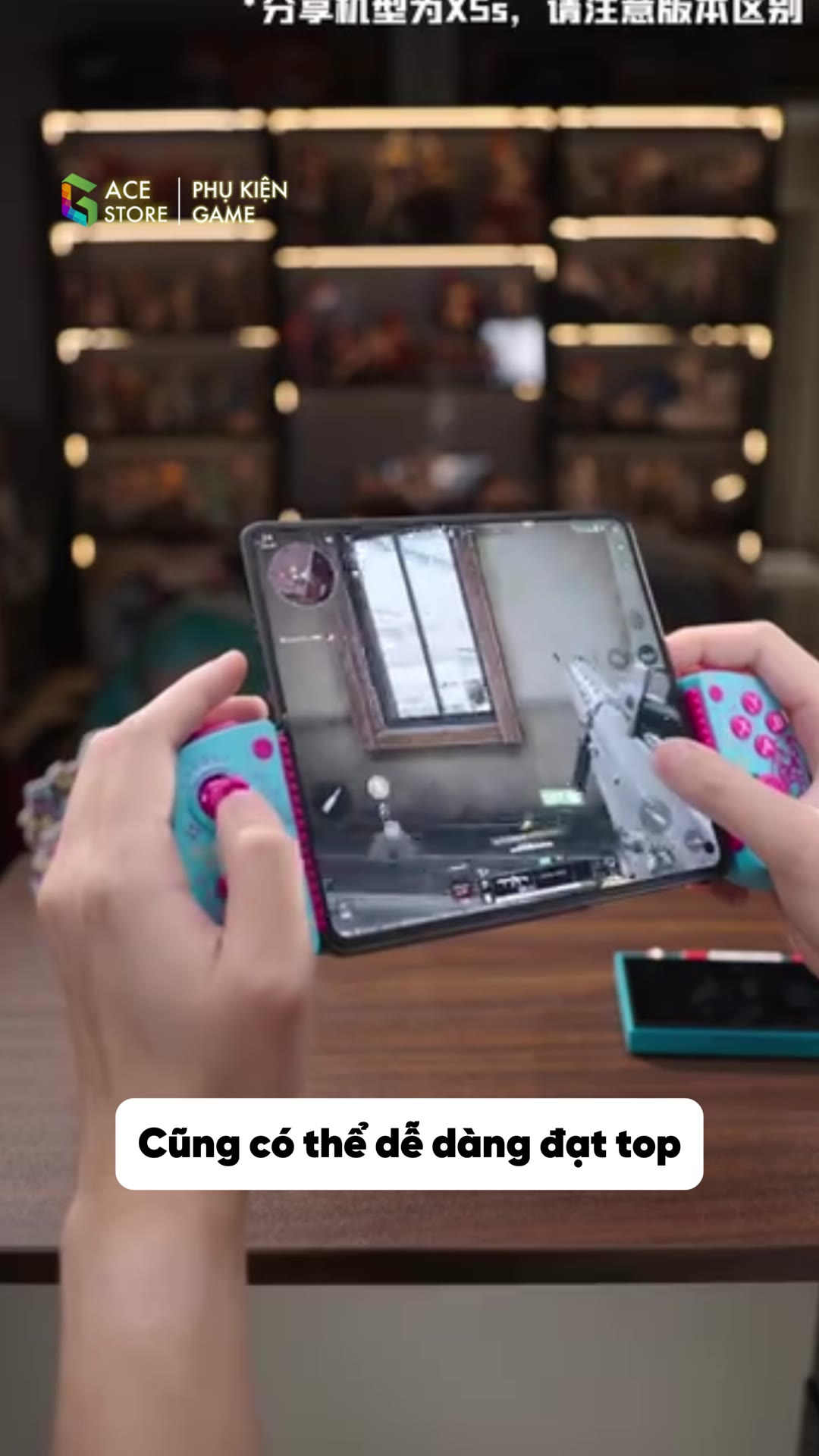 Tay cầm GameSir X5S Miku Edition trong tay