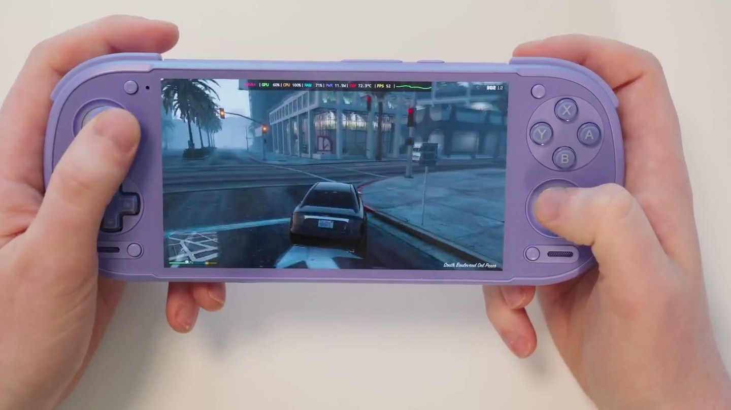 GTA V chạy trên Retroid Pocket 6, HUD hiển thị 52fps và 72,3 độ C