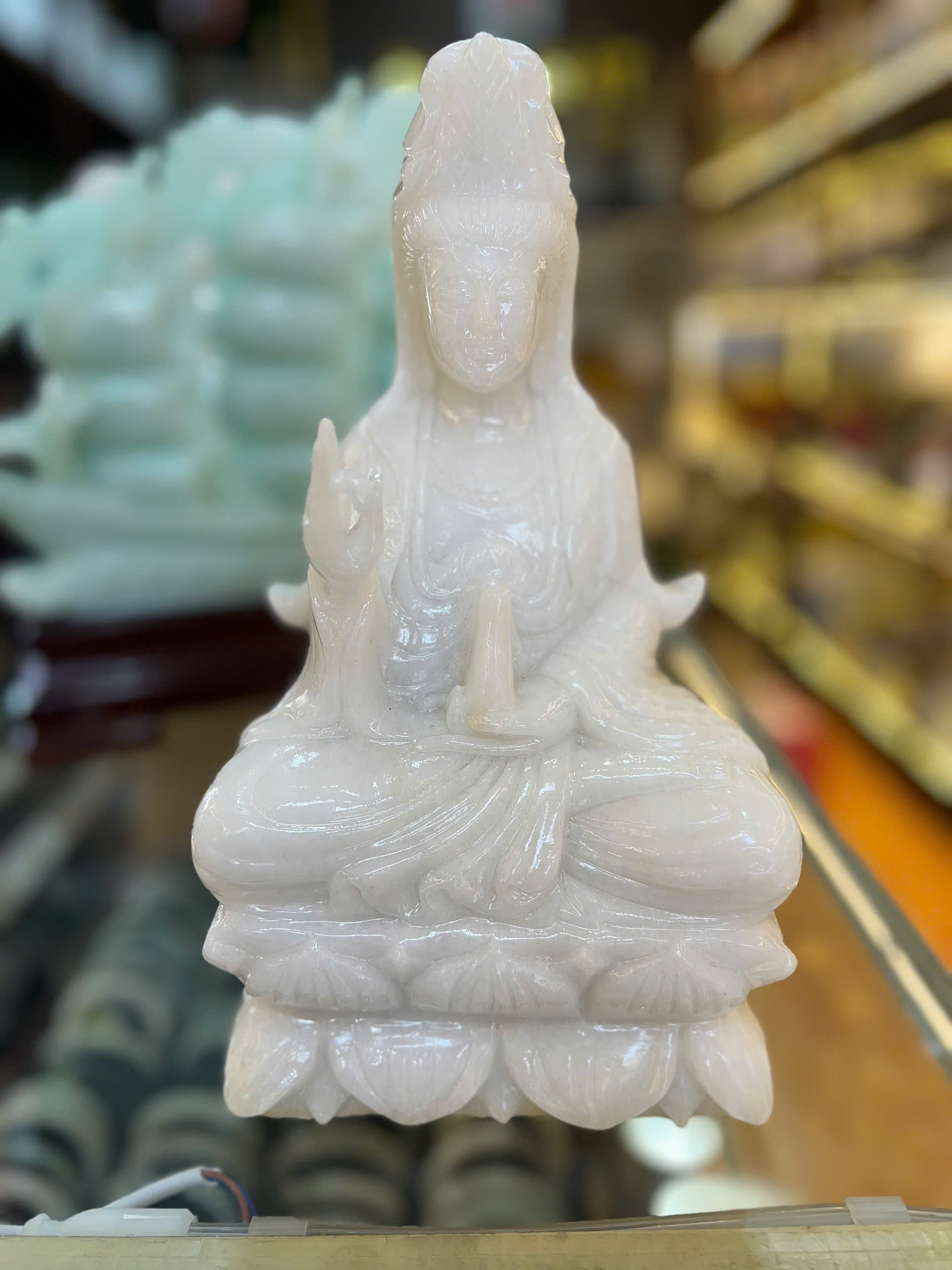 QUAN ÂM NGỒI ĐÁ CẨM THẠCH TRẮNG