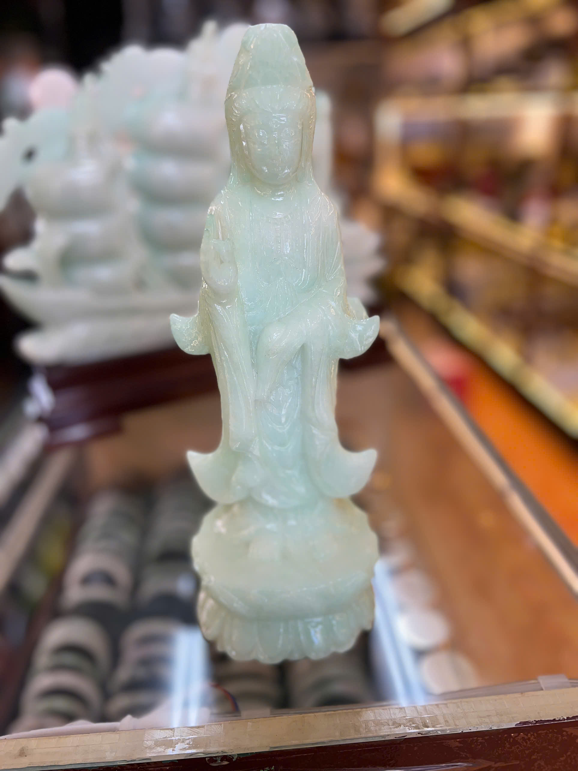 QUAN ÂM ĐỨNG ĐÁ CẨM THẠCH