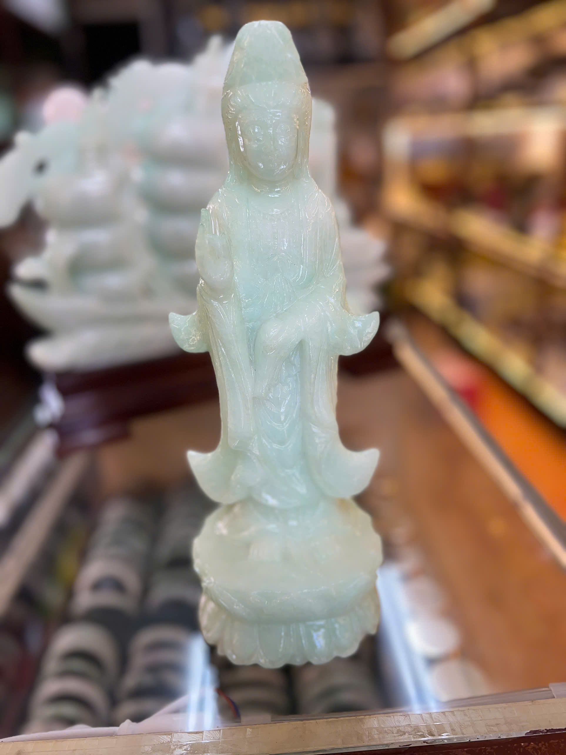 QUAN ÂM ĐỨNG ĐÁ CẨM THẠCH