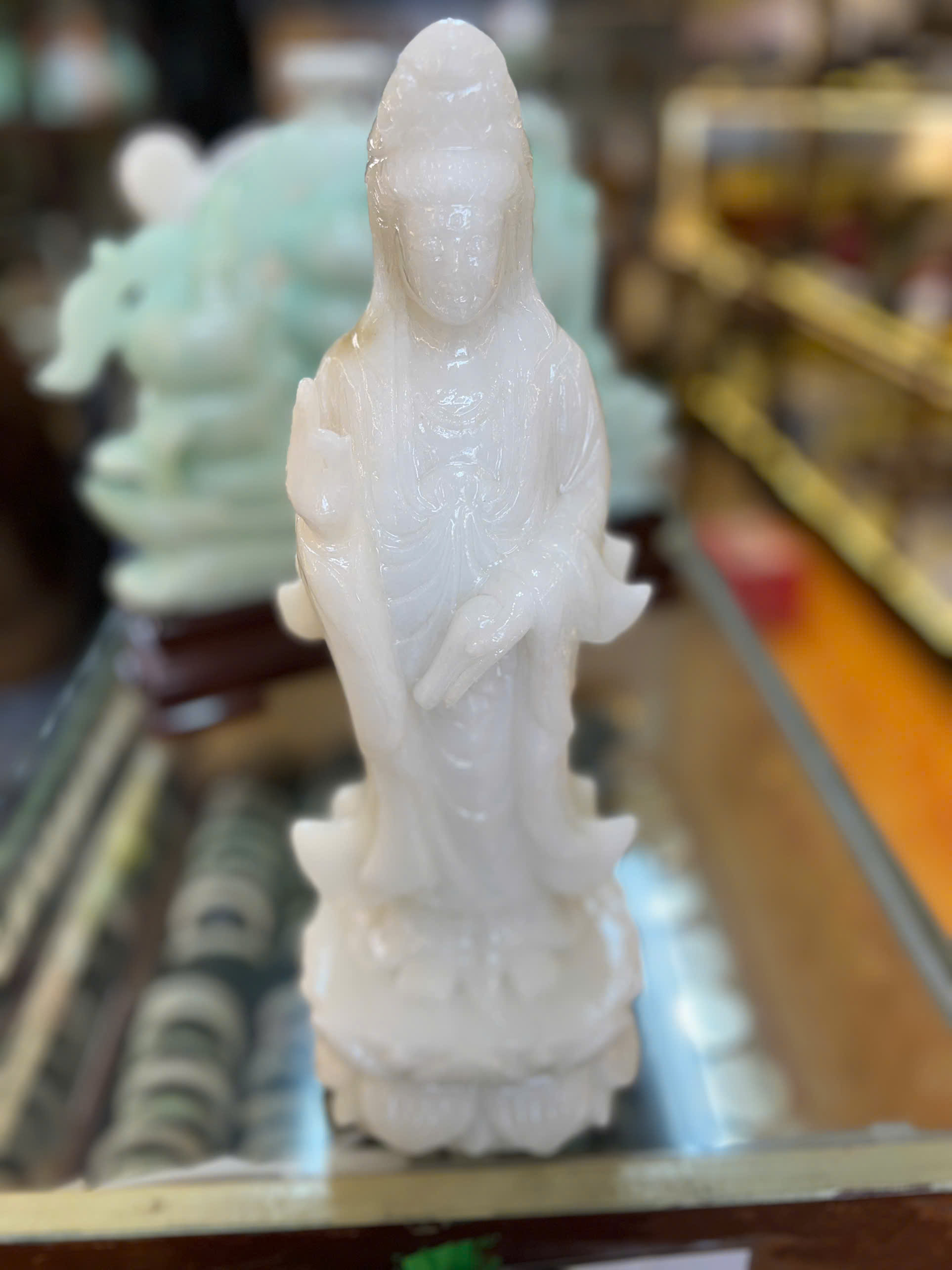 QUAN ÂM ĐỨNG ĐÁ CẨM THẠCH