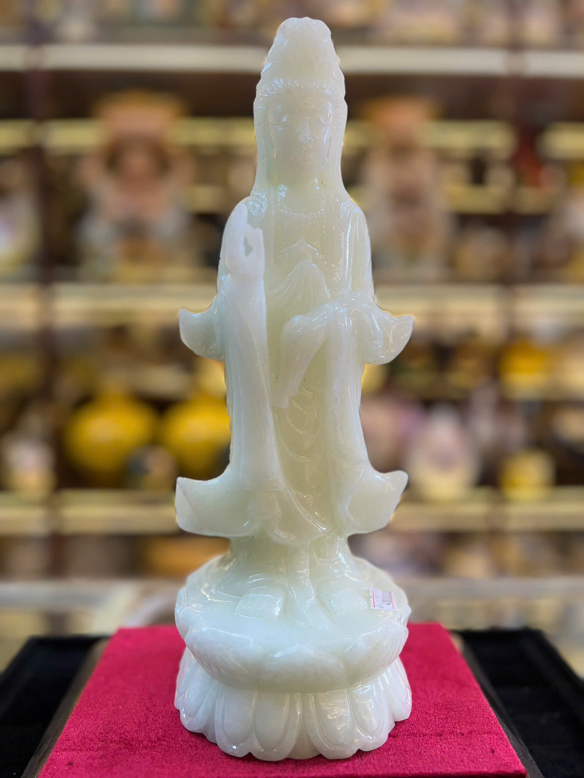 QUAN ÂM ĐỨNG ĐÁ CẨM THẠCH