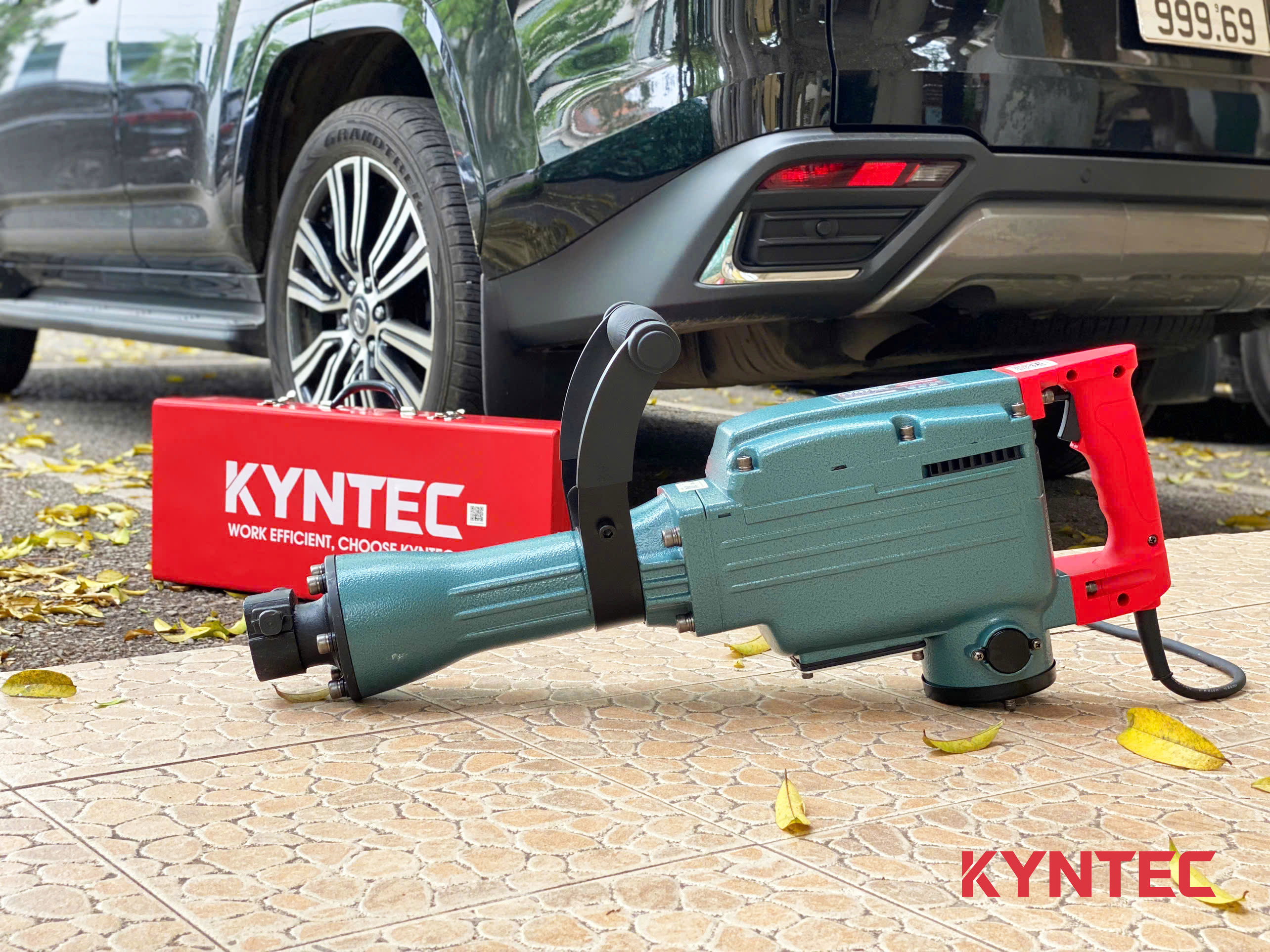 Máy Đục Bê Tông PH65 30mm Kyntec KT26 chụp tại công trình