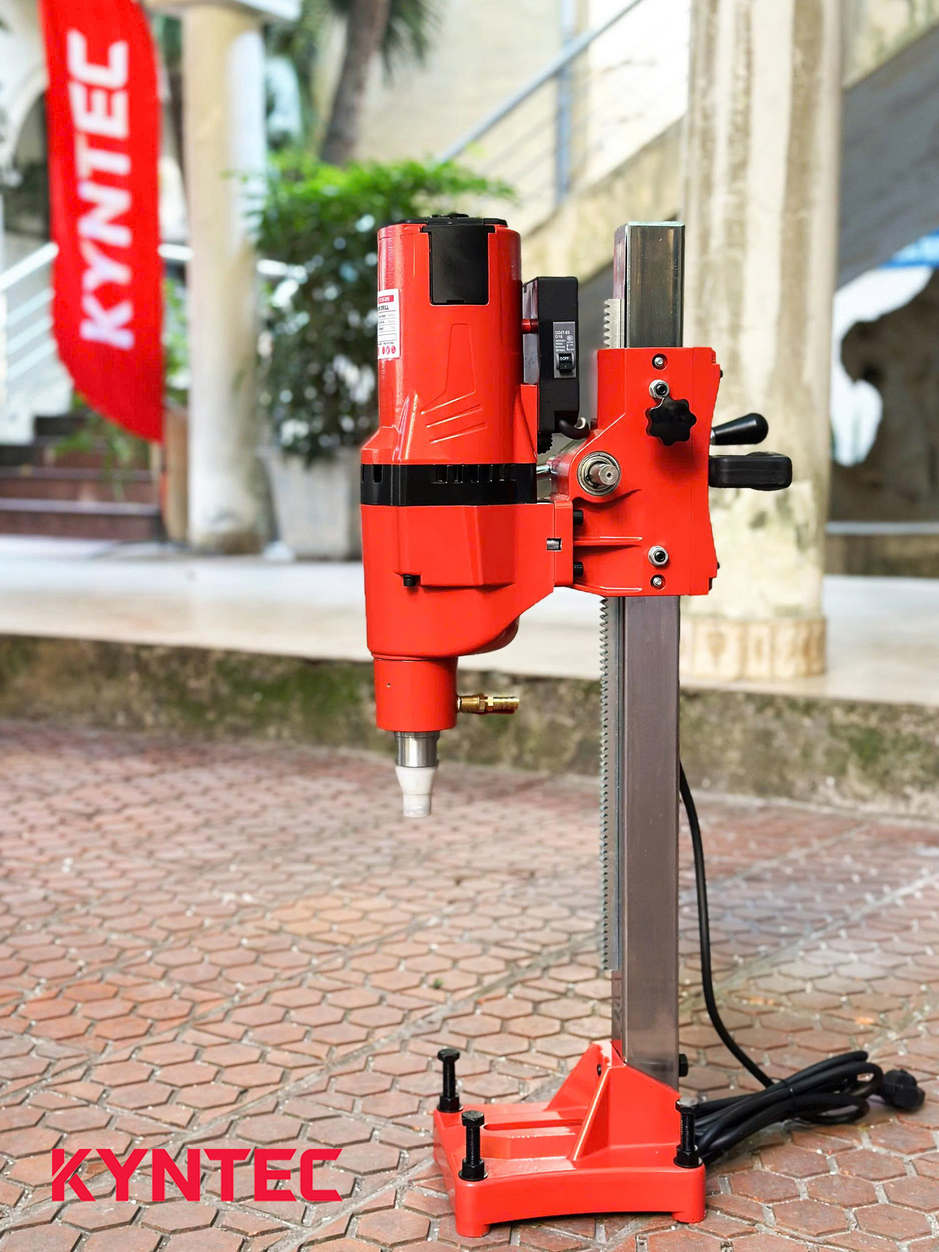 Máy khoan rút lõi Kyntec KT39 thực tiễn