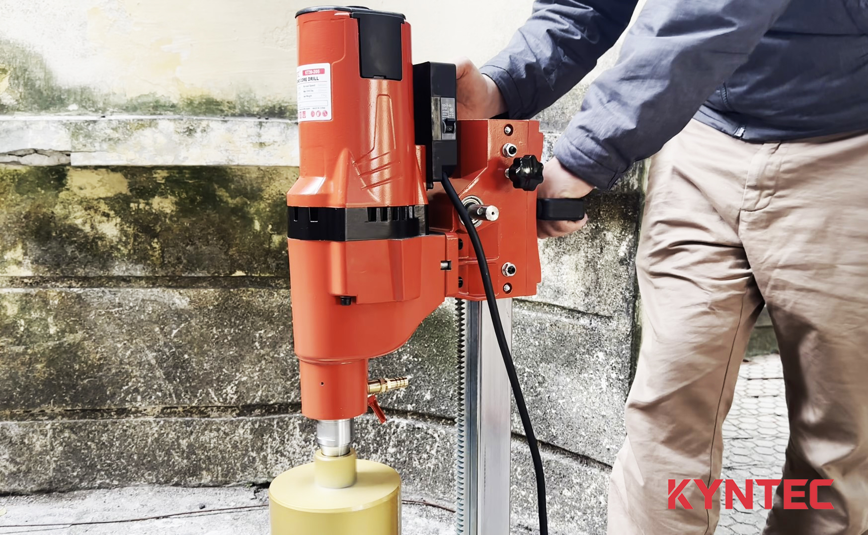 Máy khoan rút lõi Kyntec KT39 thi công
