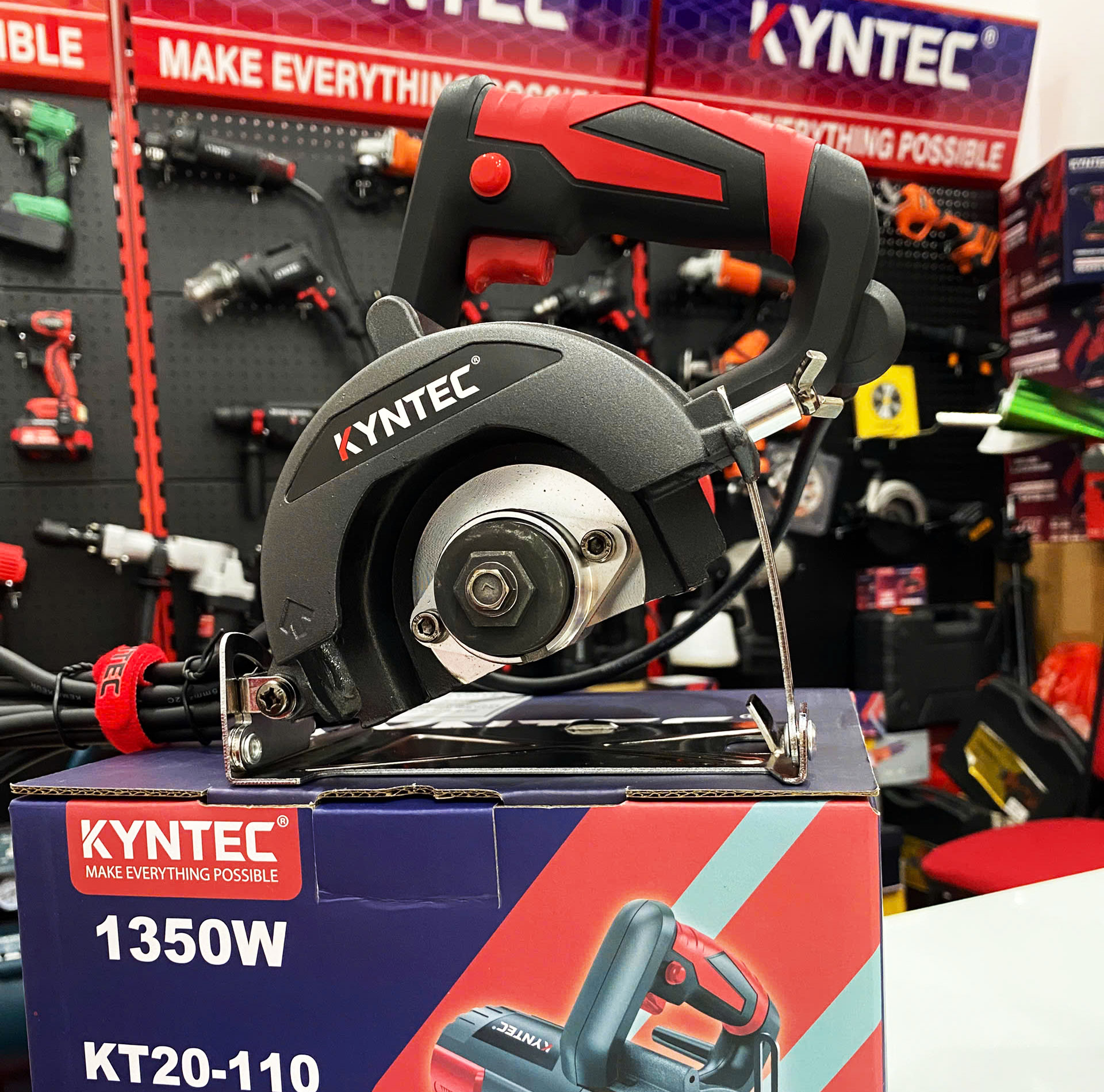 máy cắt gạch chuyên dụng Kyntec KT20 chụp chính diện thân máy