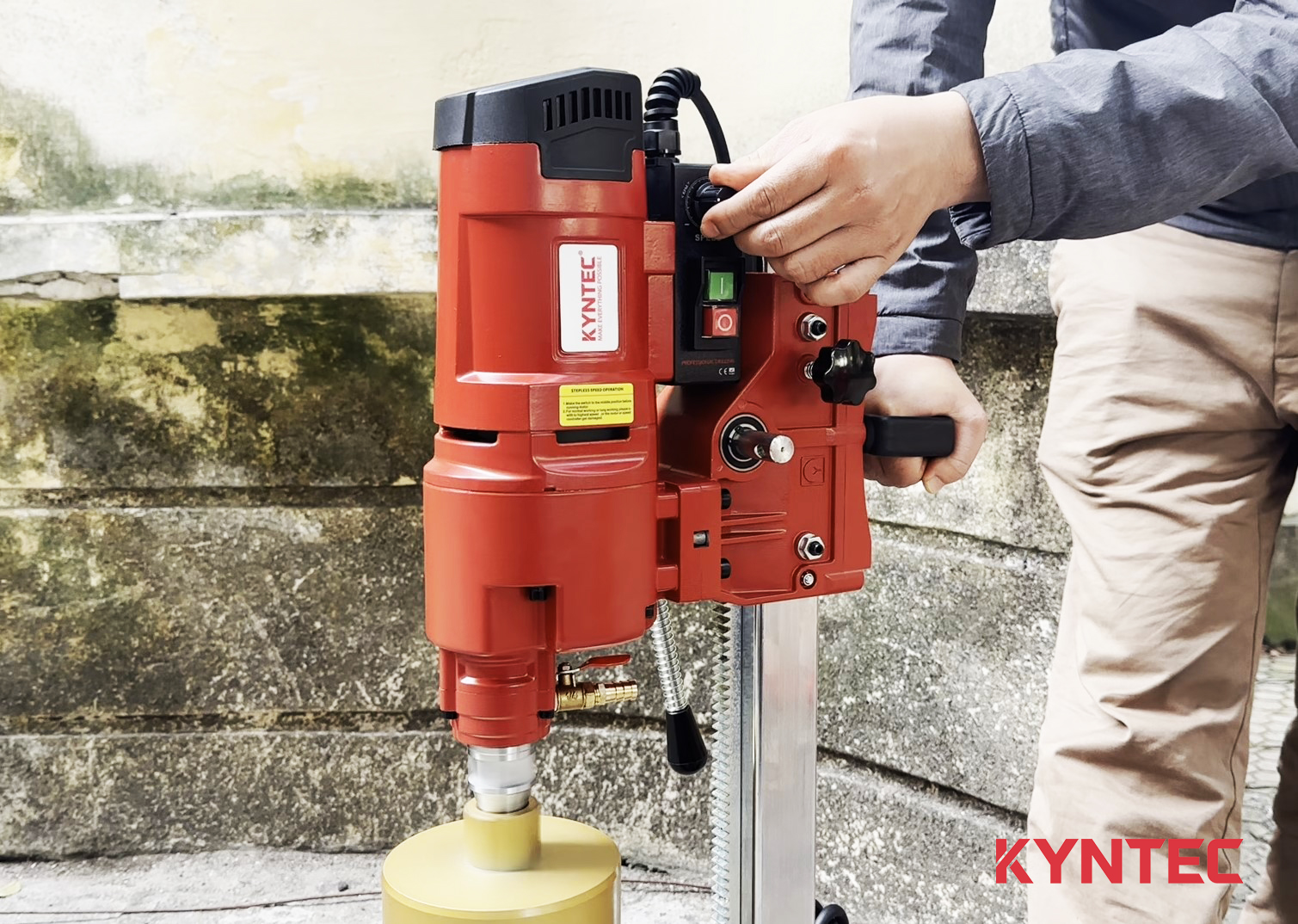Máy Khoan Rút Lõi Có Điều Tốc 205mm Kyntec KT40 chụp góc nghiêng